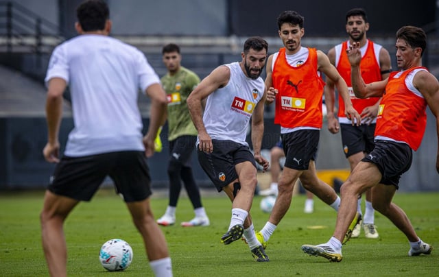 Los jugadores del Valencia CF en un entrenamiento de pretemporada