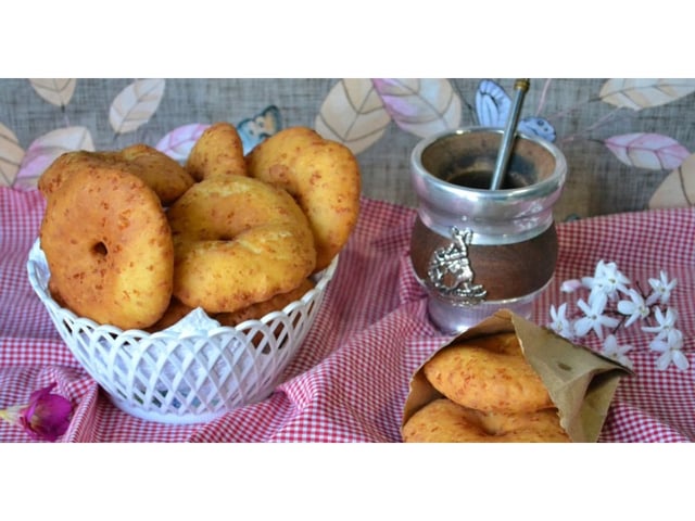 Tortas fritas con queso: una receta simple, sabrosa y fuera de lo común.