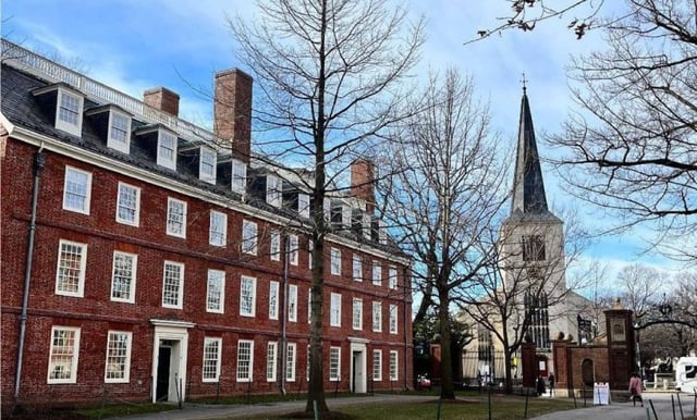 Solicita Trump formalmente información de estudiantes a Harvard