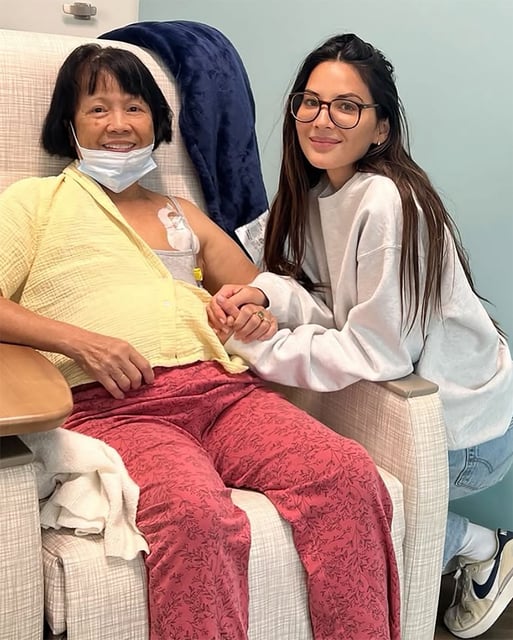 Olivia Munn with her mother Kim during chemotherapy.