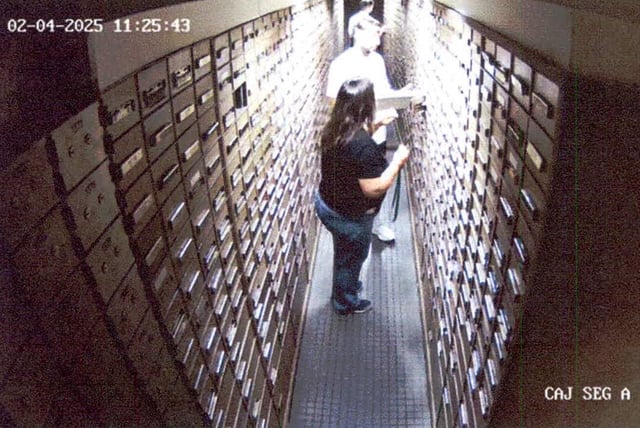 Mauricio Novelli, en la bóveda de cajas de seguridad de una sucursal del Banco Galicia diez días antes del lanzamiento de $LIBRA; su familia volvió a ir el primer día hábil después de conocido el escándalo