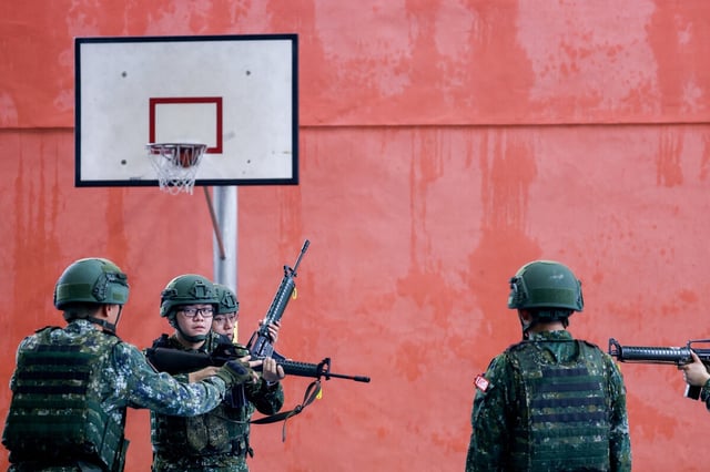 Reservisten in Taiwan bei einem Manöver vor einem Basketballkorb