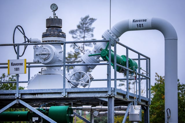 Die Druckanzeige auf dem Zugang zu Kaverne 101 im Erdgasspeicher der HanseWerk, dem einzigen Gasspeicher Mecklenburg-Vorpommerns, zeigt 140 Bar an. Der Kavernenspeicher mit einer Ausdehnung von sieben mal viereinhalb Kilometern und einem Volumen von bis zu 300 Millionen Kubikmetern sichert die Versorgung von Gaskunden in Norddeutschland mit Erdgas. Der Speicher befindet sich in einem ausgedehnten Salzstock unter der Erdoberfläche der «Kraaker Tannen» und verfügt über eine Speicherkapazität von 2.400 Gigawattstunden Erdgas.