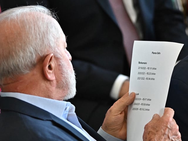 BRA50. BRASILIA (BRASIL), 01/07/2025.- El presidente de Brasil, Luiz Inácio Lula da Silva, sostiene los documentos de su discurso que muestra comparaciones de inversión entre su gobierno y el del expresidente Jair Bolsonaro, durante la ceremonia de lanzamiento del Plan ''Safra'' 2025/2026 este martes, en el Palacio del Planalto en Brasilia (Brasil). Lula anunció unas líneas de créditos públicos por 516.200 millones de reales (93.854 millones de dólares o 80.650 millones de euros) para el poderoso sector agropecuario del país. EFE/Andre Borges