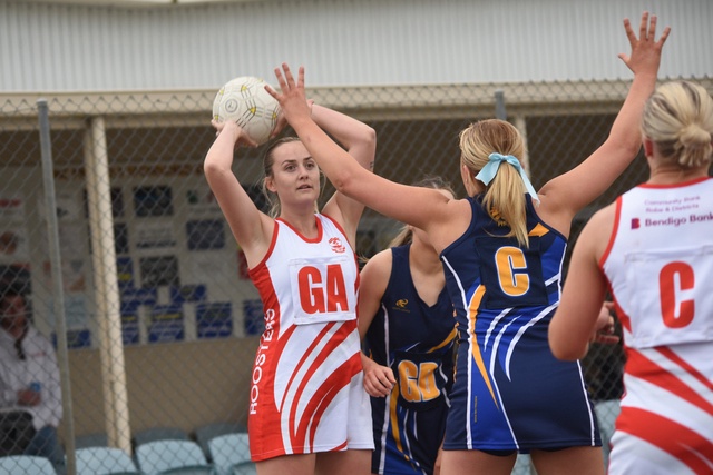 FOCUSED: Robe's Demi Carter looks for an option ahead. (Tyler Redway 489362)