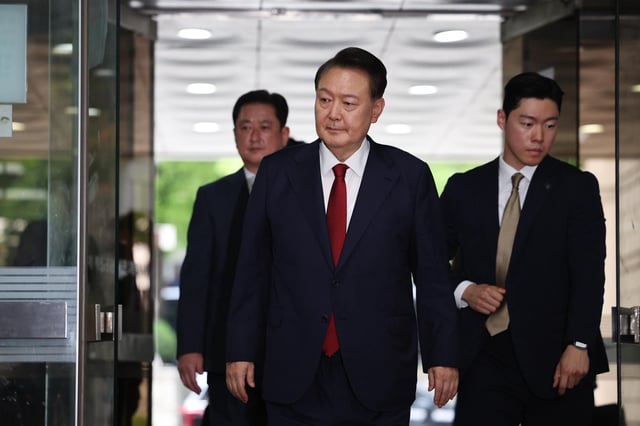 L’ancien président sud-coréen Yoon Suk-yeol (au centre) arrive au tribunal à Séoul, en Corée du Sud, le 9 juillet 2025.