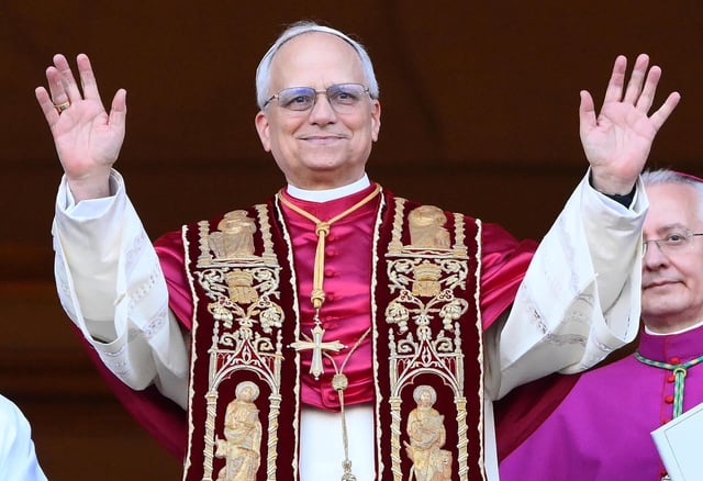 08/05/2025.- El recién elegido papa León XIV, el cardenal Robert Francis Prevost de Estados Unidos, bendice a los fieles desde la logia central de la Basílica de San Pedro, Ciudad del Vaticano, 08 de mayo de 2025. | Crédito: EFE/EPA/ETTORE FERRARI
