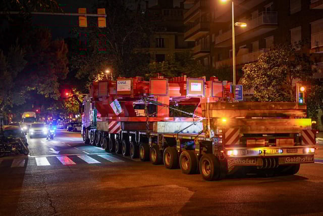 Paso del cabezal de la tuneladora por las calles de Barcelona, este miércoles por la noche