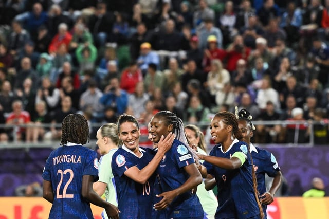 L'attaquante française #11 Kadidiatou Diani célèbre avec ses coéquipières après avoir marqué un but sur penalty lors du match de football du Groupe D de l'UEFA Women's Euro 2025 entre la France et le Pays de Galles à l'Arena St. Gallen à St. Gallen le 9 juillet 2025.