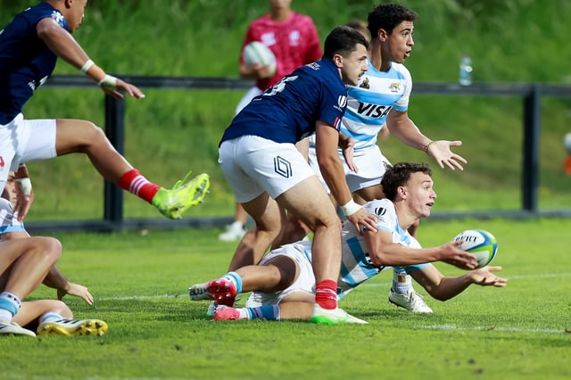 Ramón Fernández Miranda abre la pelota, con apoyo de Fabricio Griffo; no la pasaron bien los Pumitas frente a los franceses, pero obtuvieron el cuarto try que necesitaban para seguir adelante en el Mundial de Italia.