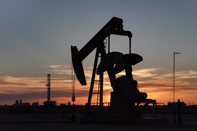 A drone view of a pump jack and drilling rig south of Midland, Texas, U.S. June 11, 2025. REUTERS/Eli Hartman/ File Photo