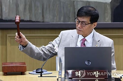 In this file photo, Bank of Korea (BOK) Gov. Rhee Chang-yong bangs the gavel to open a Monetary Policy Board meeting at the central bank in Seoul on May 29, 2025. (Pool photo) (Yonhap)