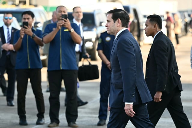 Le secrétaire d'Etat américain Marco Rubio après son atterrissage à la base aérienne de Subang, à l'extérieur de Kuala Lumpur en Malaisie, le 10 juillet 2025
