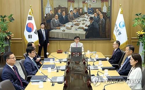 Bank of Korea Gov. Rhee Chang-yong (rear) attends a Monetary Policy Board meeting at the central bank in Seoul on July 10, 2025. The central bank kept its benchmark interest rate unchanged at 2.5 percent to ensure financial stability amid concerns about rapid increases in housing prices and household debt. (Pool photo) (Yonhap)