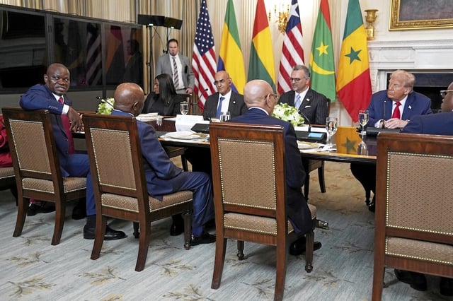 Le président gabonais Brice Oligui Nguema, à gauche, s’entretient avec le président Donald Trump lors d’un déjeuner avec des dirigeants africains dans la salle à manger d’État de la Maison-Blanche, le mercredi 9 juillet 2025, à Washington.
