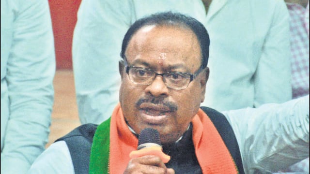Thane, India - November 05, 2022: Maharashtra Pradesh BJP President Chandrashekhar Bawankule who is on Thane district tour, interacts with the media, at Sahyog Mandir Hall, in Thane, Mumbai, India, on Saturday, November 05, 2022. (Praful Gangurde/HT Photo) (HT PHOTO)