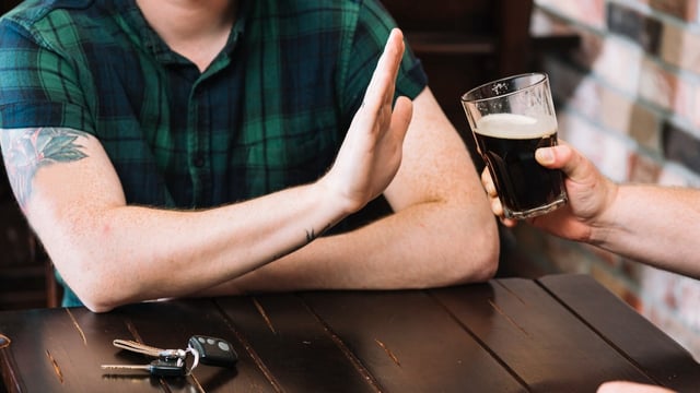 If you're concerned about your alcohol consumption or liver health, here's what a gastroenterologist wants you to know. (Freepik)