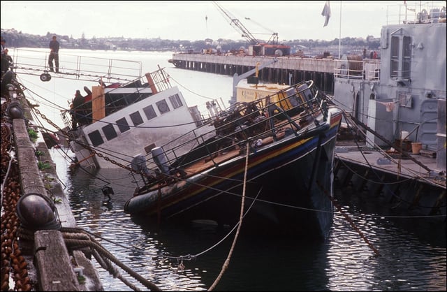 Ce 10 juillet 2025, cela fait exactement quarante ans que le « Rainbow Warrior », le navire de Greenpeace, a été coulé par les services secrets français dans la baie d’Auckland, en Nouvelle-Zélande.