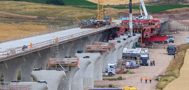 Hier wird schon gebaut: Arbeiter auf Saalebrücke