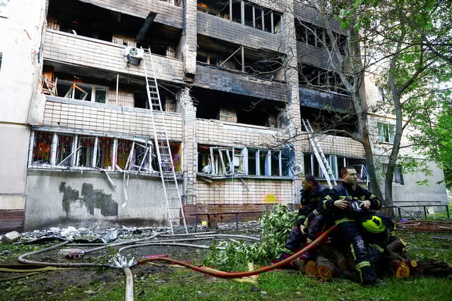 Rusia lanzó un nuevo ataque con misiles y drones sobre Kiev, causando al menos 10 heridos e incendios en varios distritos. | Crédito: REUTERS/Valentyn Ogirenko
