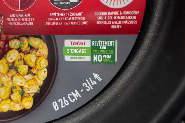 «Tefal argue toujours que ses revêtements ne contiennent pas de PFOA, remarque Anne Roques, juriste. Mais cette substance est tellement dangereuse qu’elle a été interdite à la commercialisation en 2020 par l’Union européenne !» 