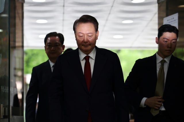 L'ancien président sud-coréen Yoon Suk Yeol arrive au tribunal pour une audience sur son placement en détention, le 9 juillet 2025 à Séoul