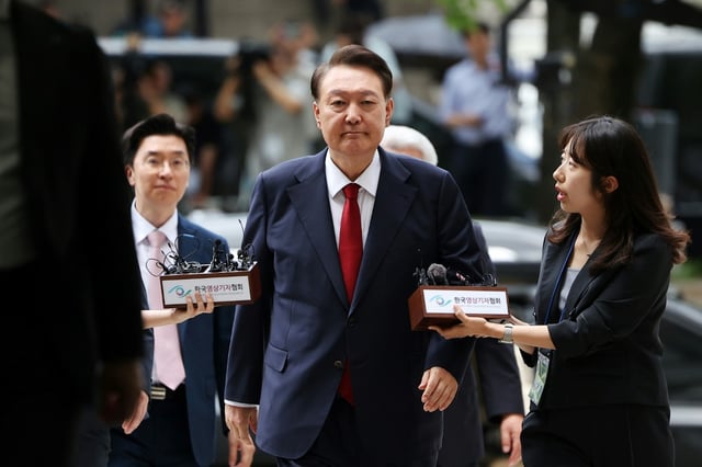 L'ancien président sud-coréen Yoon Suk Yeol (c) arrive au tribunal pour une audience sur son placement en détention, le 9 juillet 2025 à Séoul