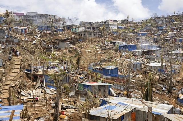 Les destructions provoquées par le passage du cyclone Chido à Vahibe, près de Mamoudzou, le 24 décembre 2024 à Mayotte