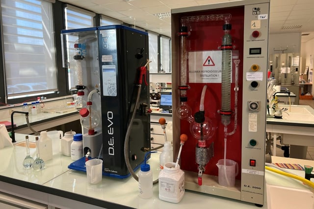 Des machines d'analyse permettant de vérifier la conformité et l'authenticité des vins et spiritueux dans un laboratoire de la DGCCRF à Pessac, le 3 juillet 2025 en Gironde