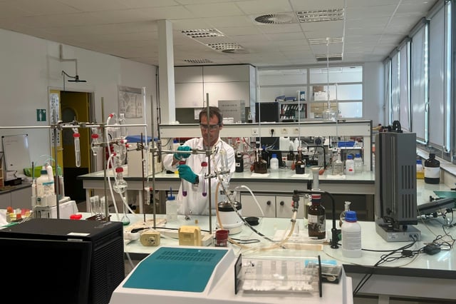 Un ingénieur effectue des tests sur des vins et spiritueux pour en vérifier l'authenticité et la conformité aux réglementations dans un laboratoire de la DGCCRF, le 3 juillet 2025 à Pessac, en Gironde