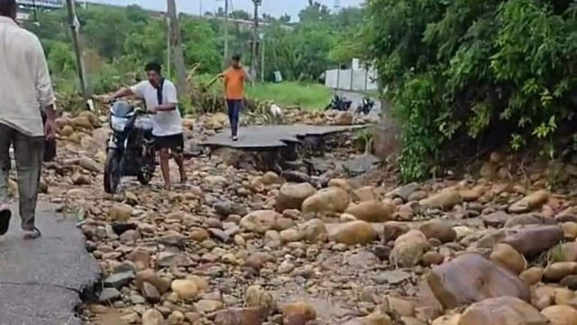A portion of the Lakhanpur-Jagatpur link road that was washed away after heavy rain in the Jammu region on Thursday morning. (HT Photo)