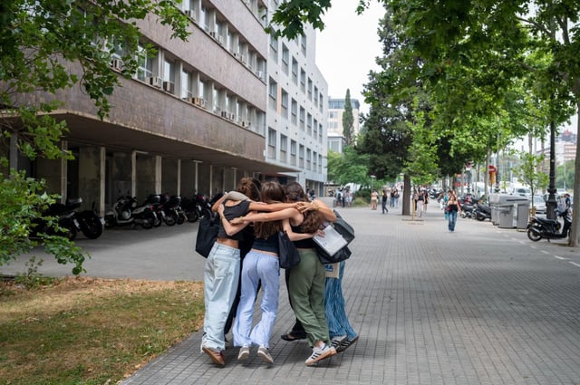 Jóvenes estudiantes tras la última jornada de selectividad 2025 en Barcelona.