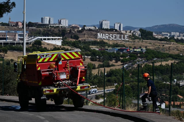 Incendie à Marseille: maisons détruites, collines brûlées, voitures calcinées... Les images apocalyptiques des dégâts causés par les flammes