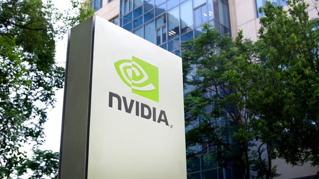 Das Nvidia-Logo vor einem Bürogebäude in Shanghai zu sehen.