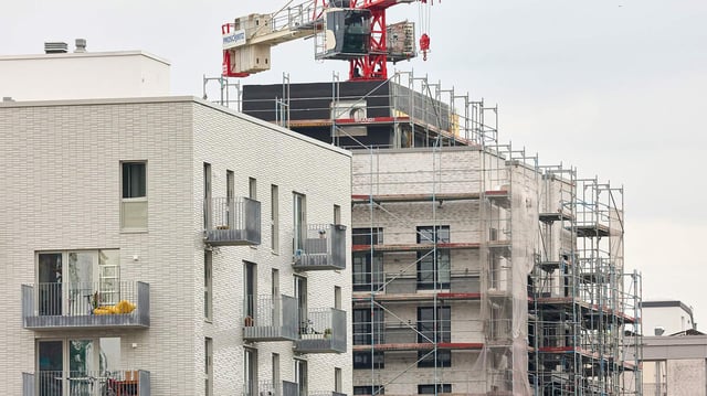 Blick auf eine Baustelle in der Hamburger Hafencity bei den Elbbrücken.