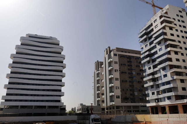 Edificios de obra nueva en Quatre Carreres.