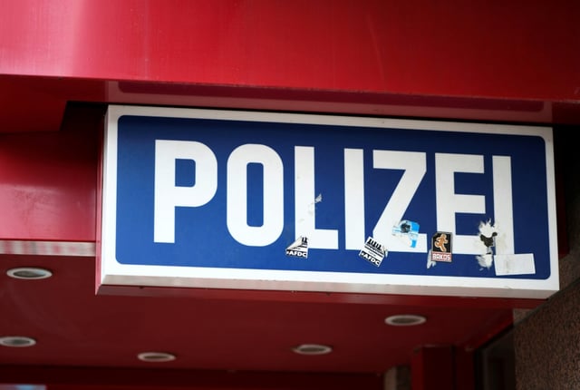 Nach der Störung zahlreicher Telefonanschlüsse der Polizei sind Ermittler zu Durchsuchungen bei fünf jungen Verdächtigen in mehreren Bundesländern ausgerückt. Laut Polizei geht es um den Verdacht der Computersabotage.