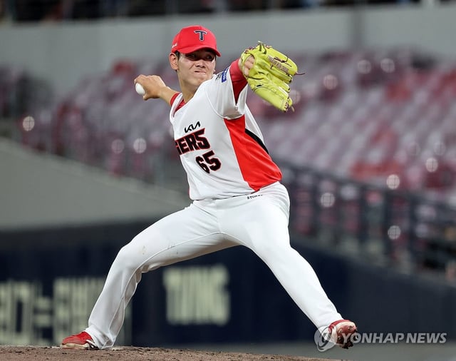 Kia Tigers reliever Sung Yeong-tak pitches against the SSG Landers during the clubs' Korea Baseball Organization regular-season game at Gwangju-Kia Champions Field in Gwangju, some 270 kilometers south of Seoul, in this file photo from July 2, 2025. (Yonhap)
