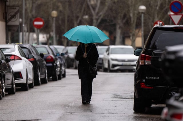 Persona con paraguas en la calle durante la lluvia.