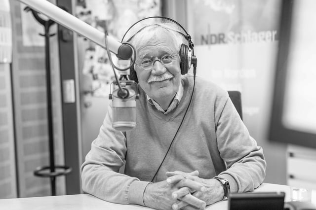 So kannten und liebten ihn seine Fans: Carlo von Tiedemann am Mikrofon des NDR.