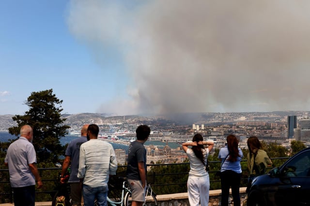 À Marseille, le panache de fumée était visible depuis Notre-Dame de la Garde. De nombreux habitants ont fait état d’un air « irrespirable », victime d’irritation des yeux et de la gorge.