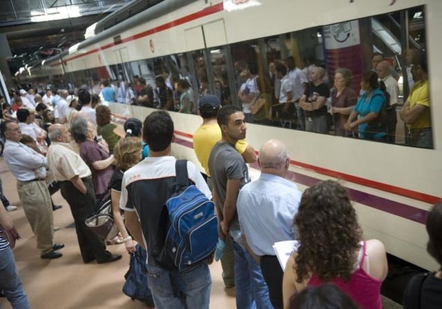 Personas esperando el Cercanías