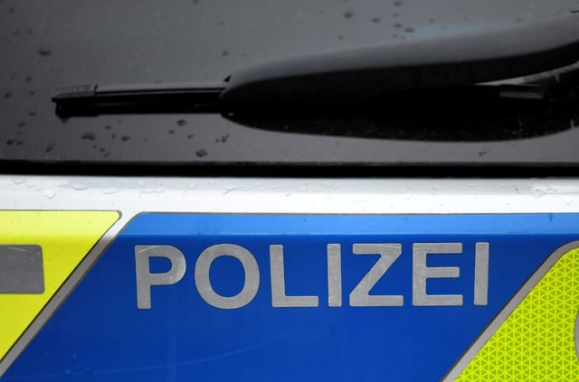 In mehreren Bundesländern und im europäischen Ausland sind Räumlichkeiten durchsucht worden, die mutmaßlich im Zusammenhang mit illegalen Sportwetten im Internet stehen. Die Täter sollen damit einen zweistelligen Millionenbetrag erbeutet haben.