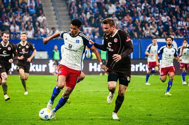 1:0 im Mai 2024: Das bislang letzte Stadtderby gewann Robert Glatzel (l.) mit dem HSV gegen den FC St. Pauli um Hauke Wahl.