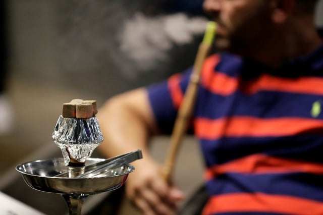 Bei einer Razzia in Baden-Württemberg sind drei illegale Produktionsstätten für Wasserpfeifentabak entdeckt worden. Bei den Durchsuchungen beschlagnahmten die Ermittler 400 Kilogramm Shishatabak, 500 Kilogramm Rohstoffe sowie 500 Liter Substitute.