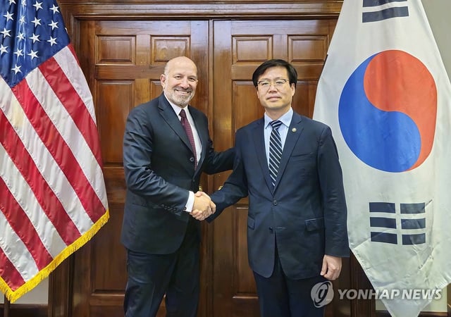This photo provided by the Ministry of Trade, Industry and Energy shows South Korean Trade Minister Yeo Han-koo (R) shaking hands with U.S. Commerce Secretary Howard Lutnick in Washington on July 10, 2025. (PHOTO NOT FOR SALE) (Yonhap)
