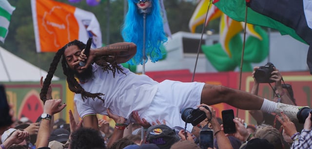 Bob Vylan bei einem Auftritt auf der West Holts Stage während des Glastonbury Festivals
