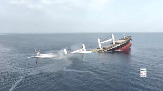 Un navire prétendument opéré par des Grecs, battant pavillon libérien, l’Eternity C coule dans une vidéo publiée par les Houthis du Yémen, dans la mer Rouge, le 9 juillet 2025.