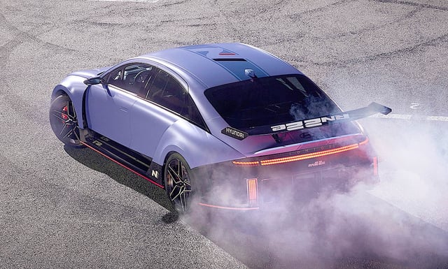 Die Studie zeigt sich mit mehr Rennsport-Anleihen und noch üppigerem Flügelwerk.