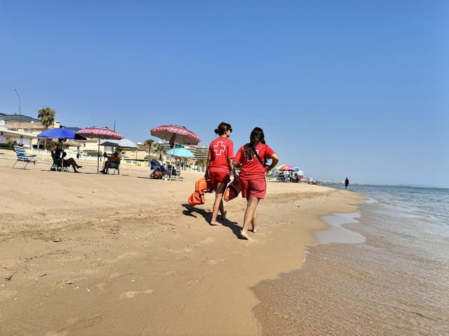 Dos socorristas vigilan la playa de Miramar